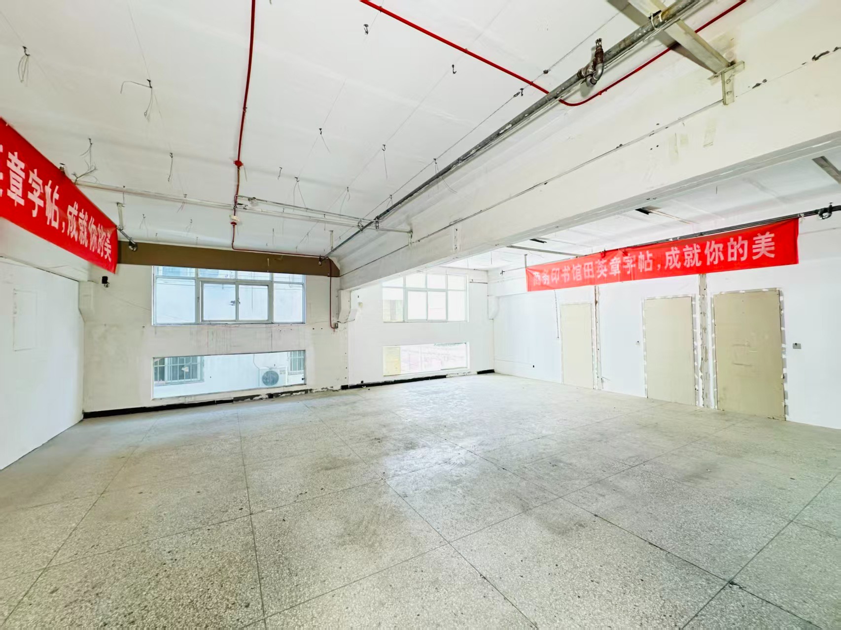 环村南路重点吸引人工智能应用、数字经济、电商直播、智能制造服务、软件开发、科技创新企业及创业团队入驻